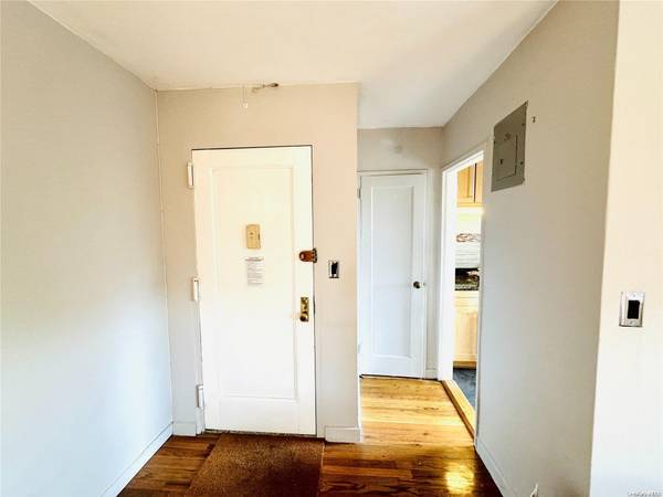 Woodside, NY 11377,52-35 39th Road #3A