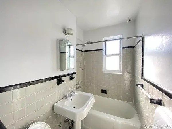 Jackson Heights, NY 11372,81-05 35 AVE #5L