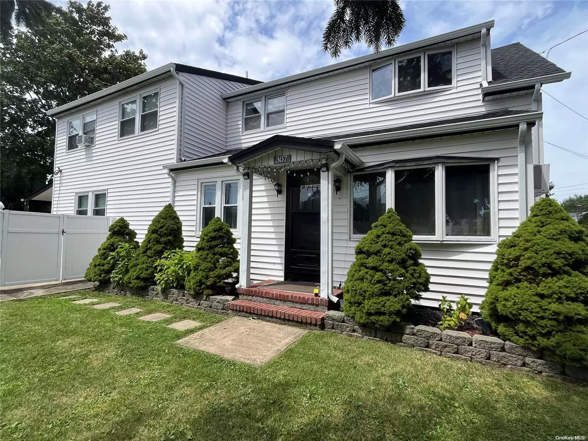 Lindenhurst, NY 11757,307 N 6th ST