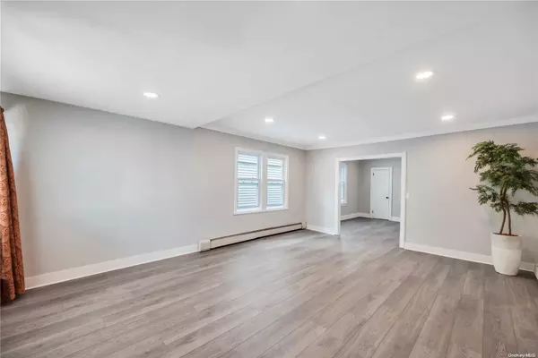 Queens Village, NY 11427,88-54 Sabre ST