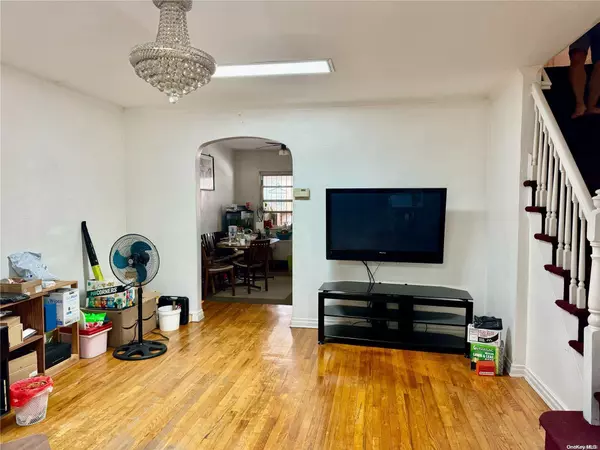 Middle Village, NY 11379,60-48 83rd ST