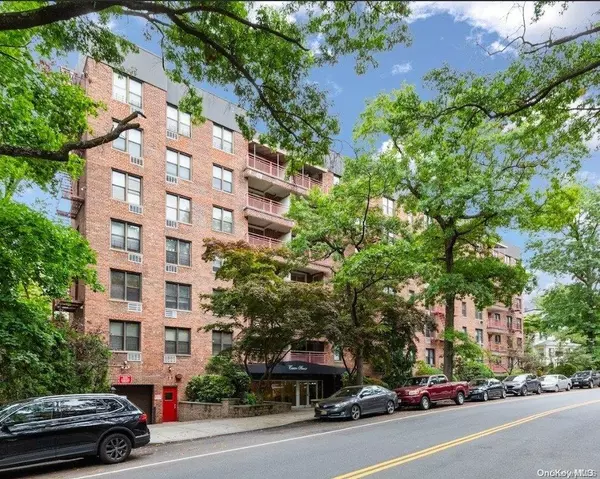 Douglaston, NY 11363,43-25 Douglaston Pkwy #1D