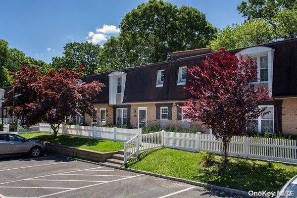 Coram, NY 11727,100 Villa D'est DR #B-08