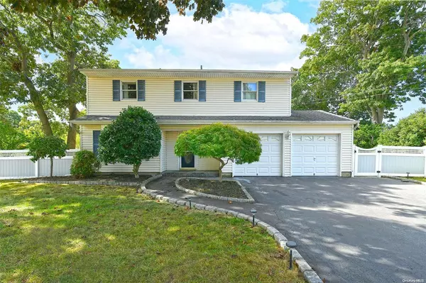 20 Mueller DR, Selden, NY 11784
