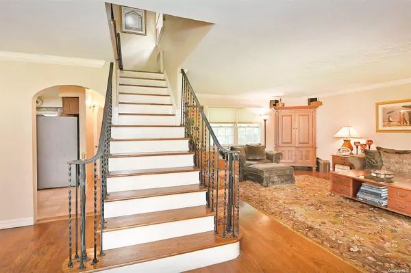 Dix Hills, NY 11746,8 Hobart CT