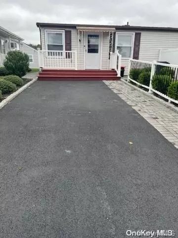 Manorville, NY 11949,33A S Village CIR #33A