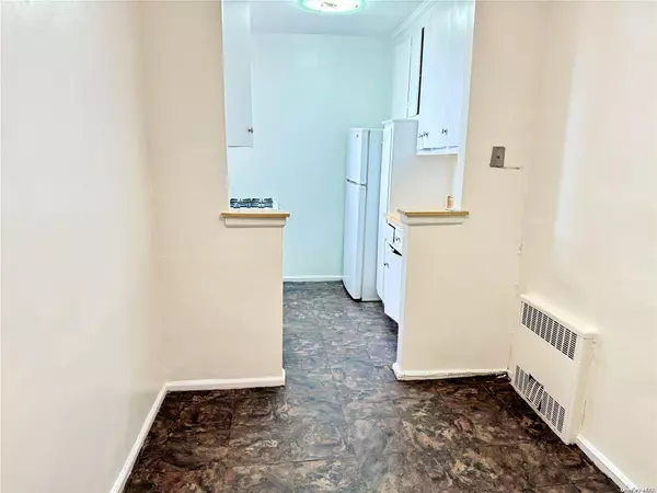 Rego Park, NY 11374,99-15 66th AVE #5E