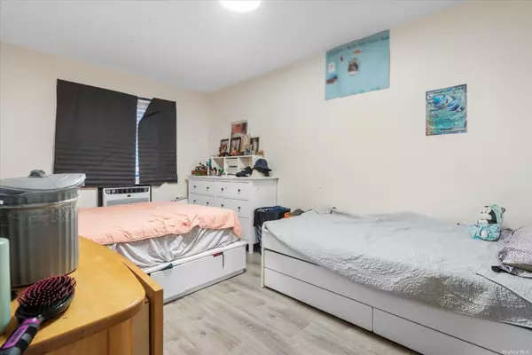 Elmhurst, NY 11373,86-18 57th RD