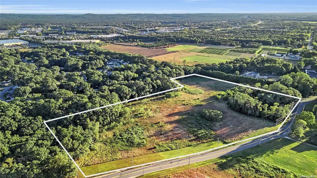 1449 Middle RD, Calverton, NY 11933