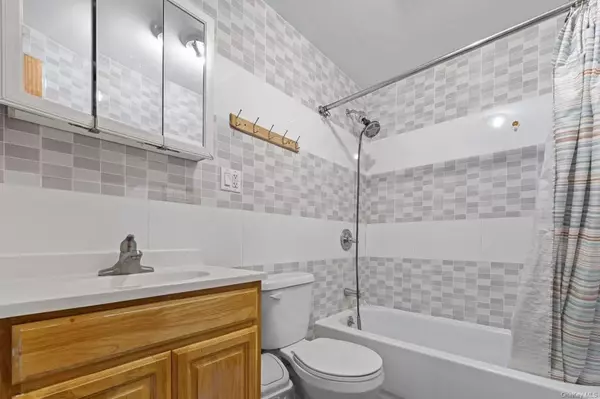 Elmhurst, NY 11373,84-09 Queens BLVD #4A