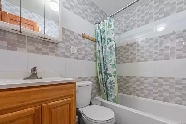 Elmhurst, NY 11373,84-09 Queens BLVD #4A