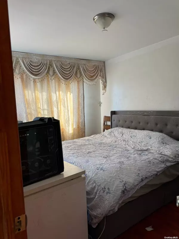 Elmhurst, NY 11373,84-09 Queens BLVD #4A