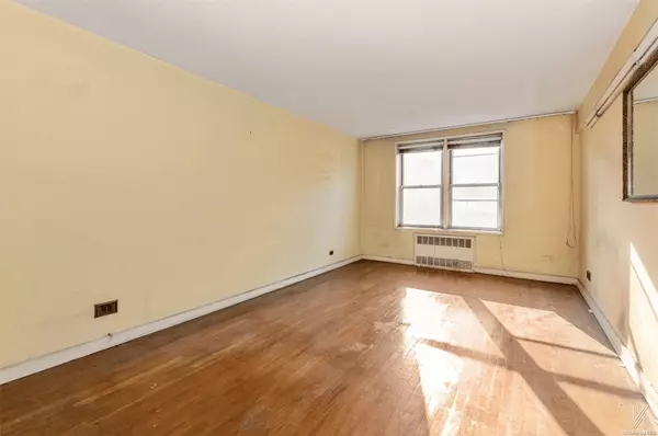 Jackson Heights, NY 11372,33-45 92nd ST #4A