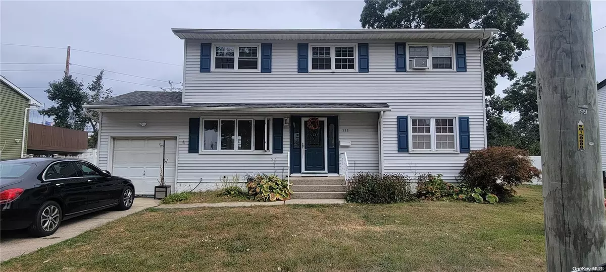 Lindenhurst, NY 11757,588 N Putnam AVE