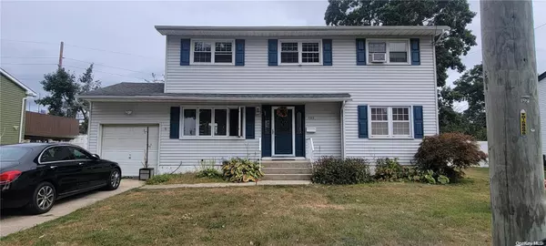 588 N Putnam AVE, Lindenhurst, NY 11757