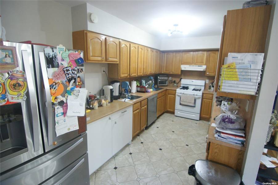 70-37 Vleigh PL, Flushing, NY 11367