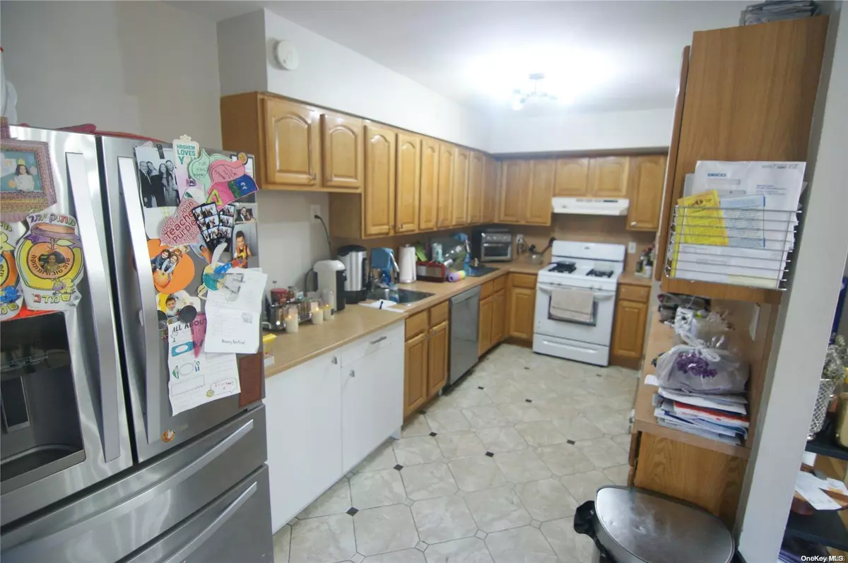 Flushing, NY 11367,70-37 Vleigh PL