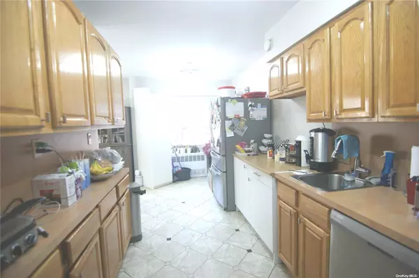 Flushing, NY 11367,70-37 Vleigh PL