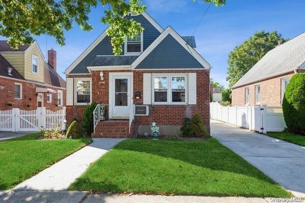 Floral Park, NY 11001,84-40 259th ST