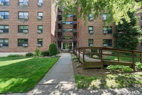 212-12 73th AVE #6B, Oakland Gardens, NY 11364