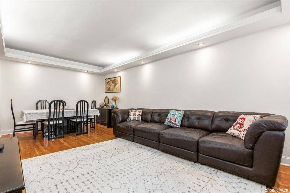 Rego Park, NY 11374,64-11 99th ST #304