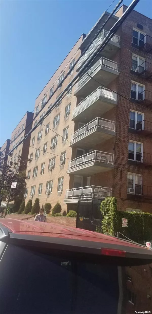 3420 Parson Blvd #2 T, Flushing, NY 11354