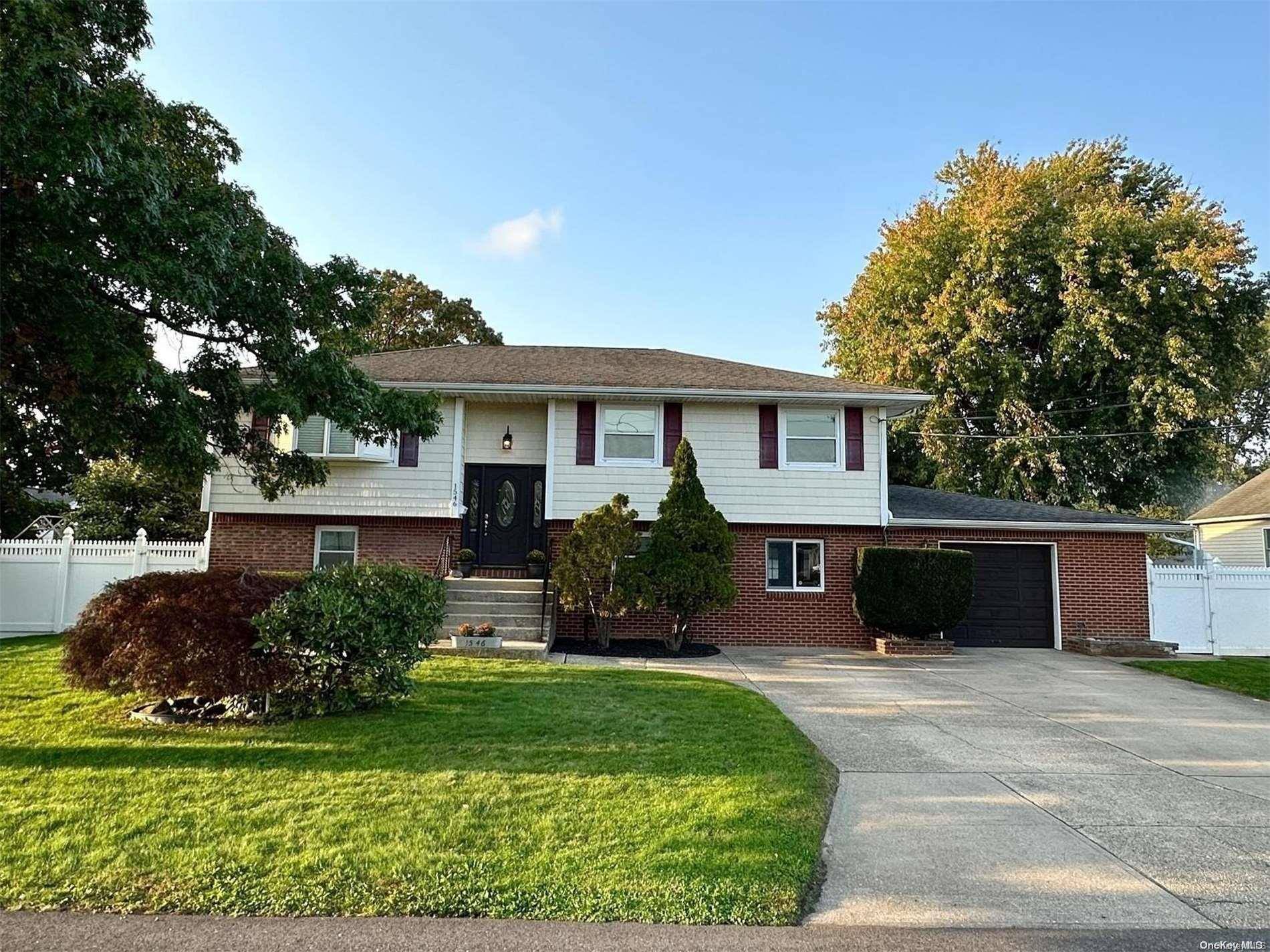 1546 3rd ST, West Babylon, NY 11704