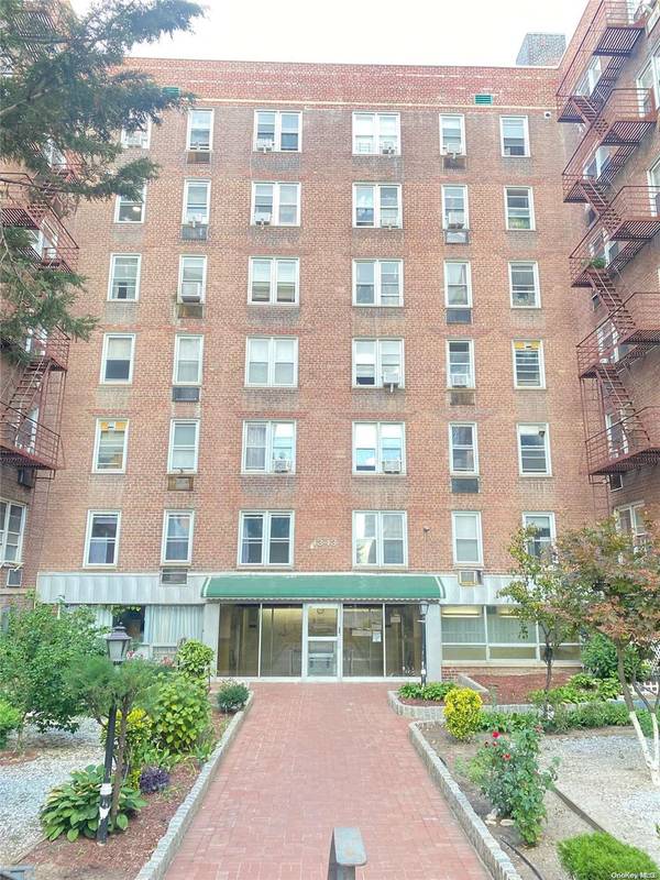 Flushing, NY 11355,43-43 Kissena BLVD #310