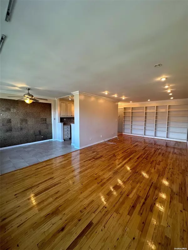 Bayside, NY 11364,75-26 Bell Blvd #3