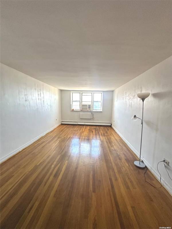 Flushing, NY 11354,34-20 Parsons Blvd #6B