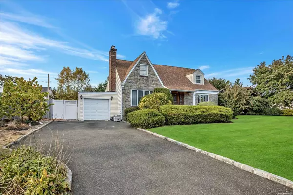 Westbury, NY 11590,27 Walsh LN