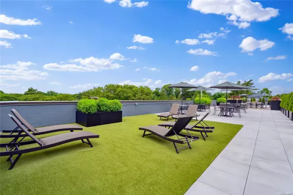 Great Neck, NY 11021,218 Middle Neck RD #105