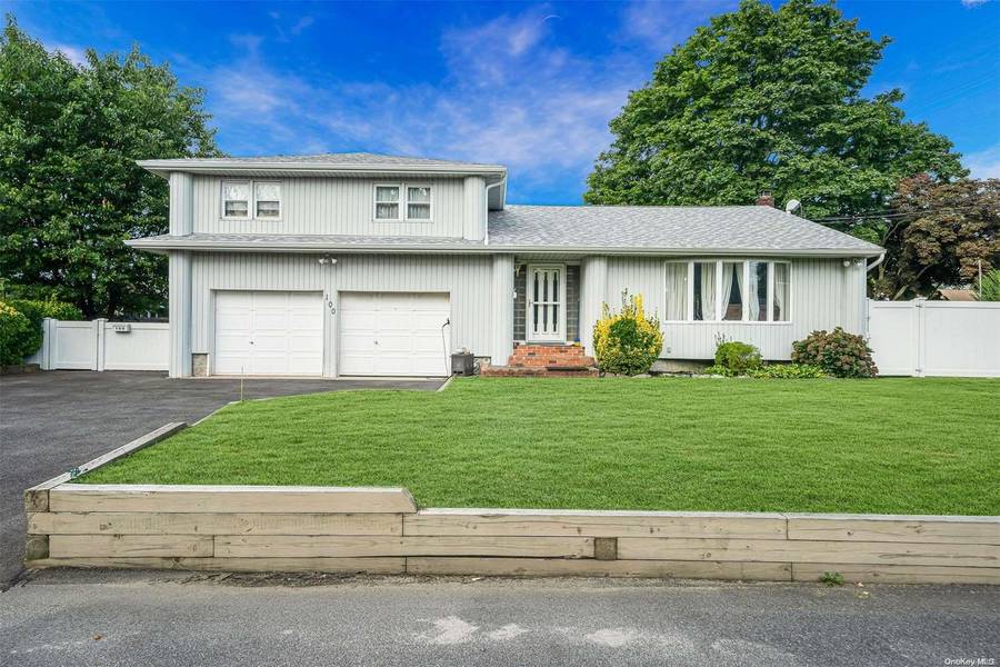 100 E 7th ST, Deer Park, NY 11729