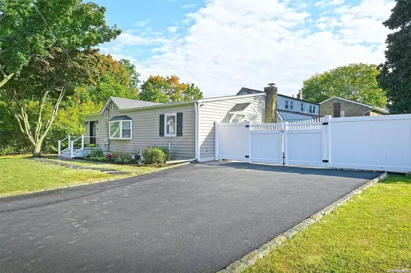 Huntington Station, NY 11746,14 Collins PL