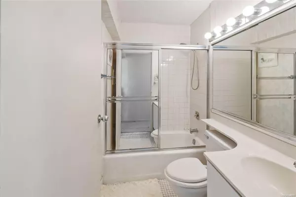 Bayside, NY 11360,2 Bay Club DR #21Y