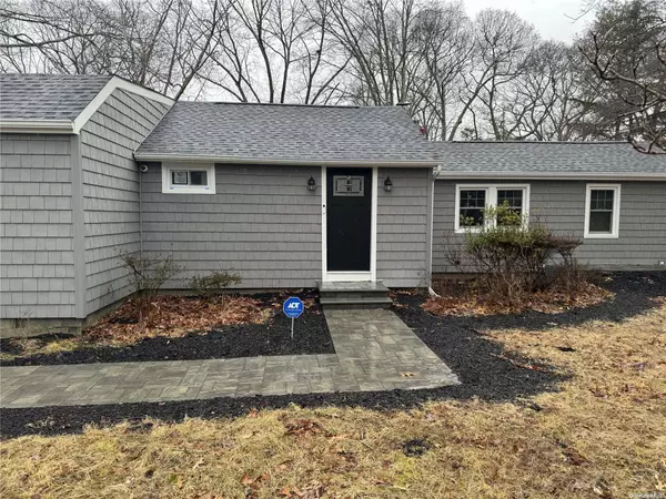 Coram, NY 11727,4 Oak LN