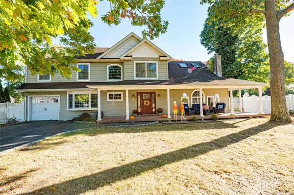43 Hollins LN, East Islip, NY 11730