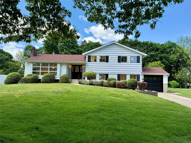 11 Tollgate DR, East Northport, NY 11731