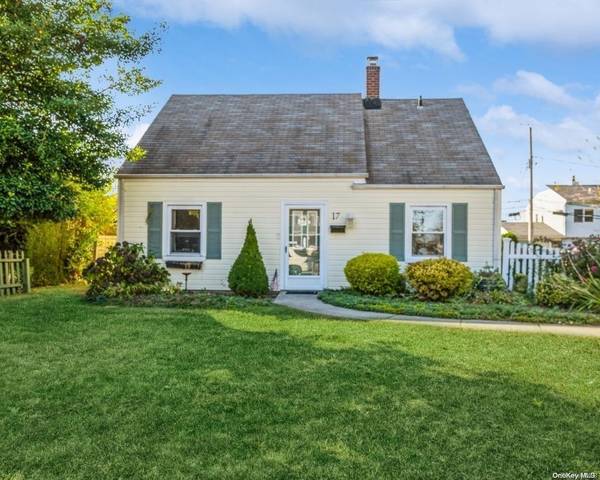 17 Cove LN, Levittown, NY 11756