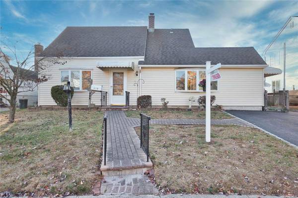 102 Cotton LN, Levittown, NY 11756