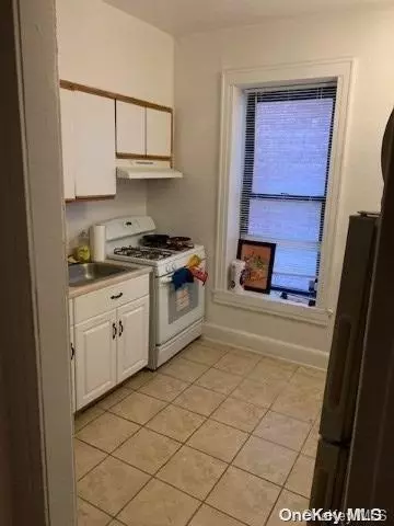 Kew Gardens, NY 11415,83-52 Talbot Street #1C