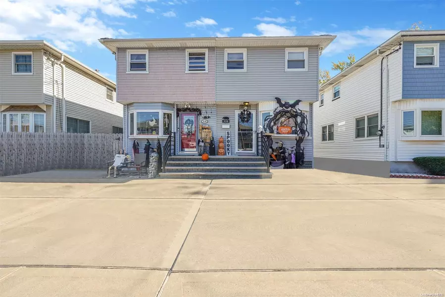 320 Sanilac St, Staten Island, NY 10306