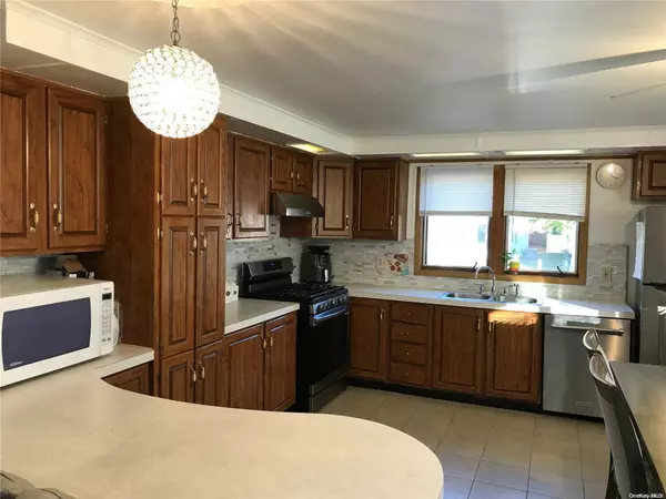 Manorville, NY 11949,5129 Village CIR #5129