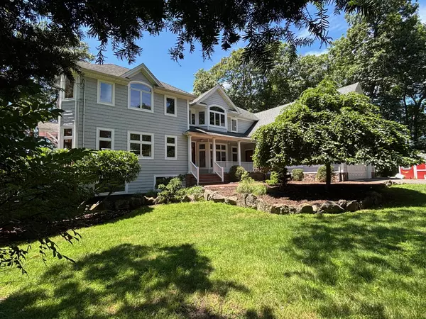 22 Flax Pond Woods RD, East Setauket, NY 11733