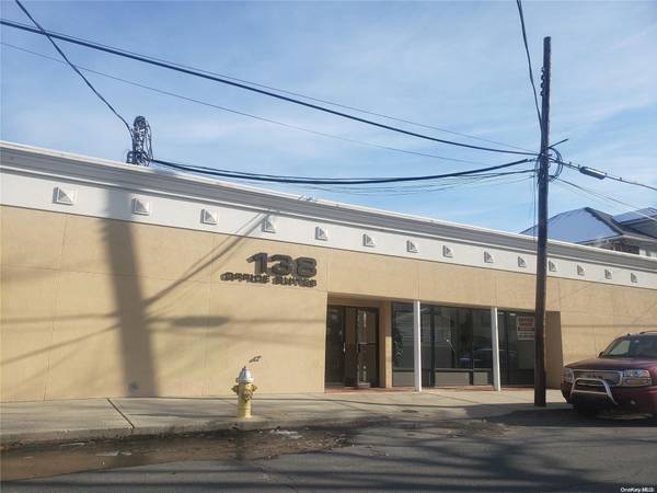 138 S 1st ST #109, Lindenhurst, NY 11757