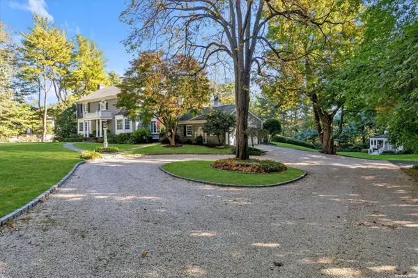 2 Peacock LN, Lattingtown, NY 11560