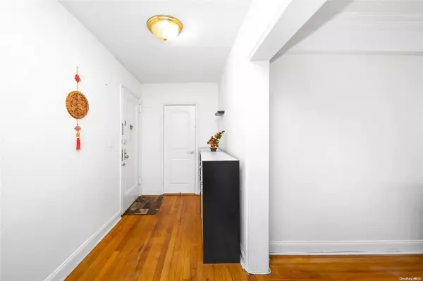 Flushing, NY 11367,79-16 Main St #3J