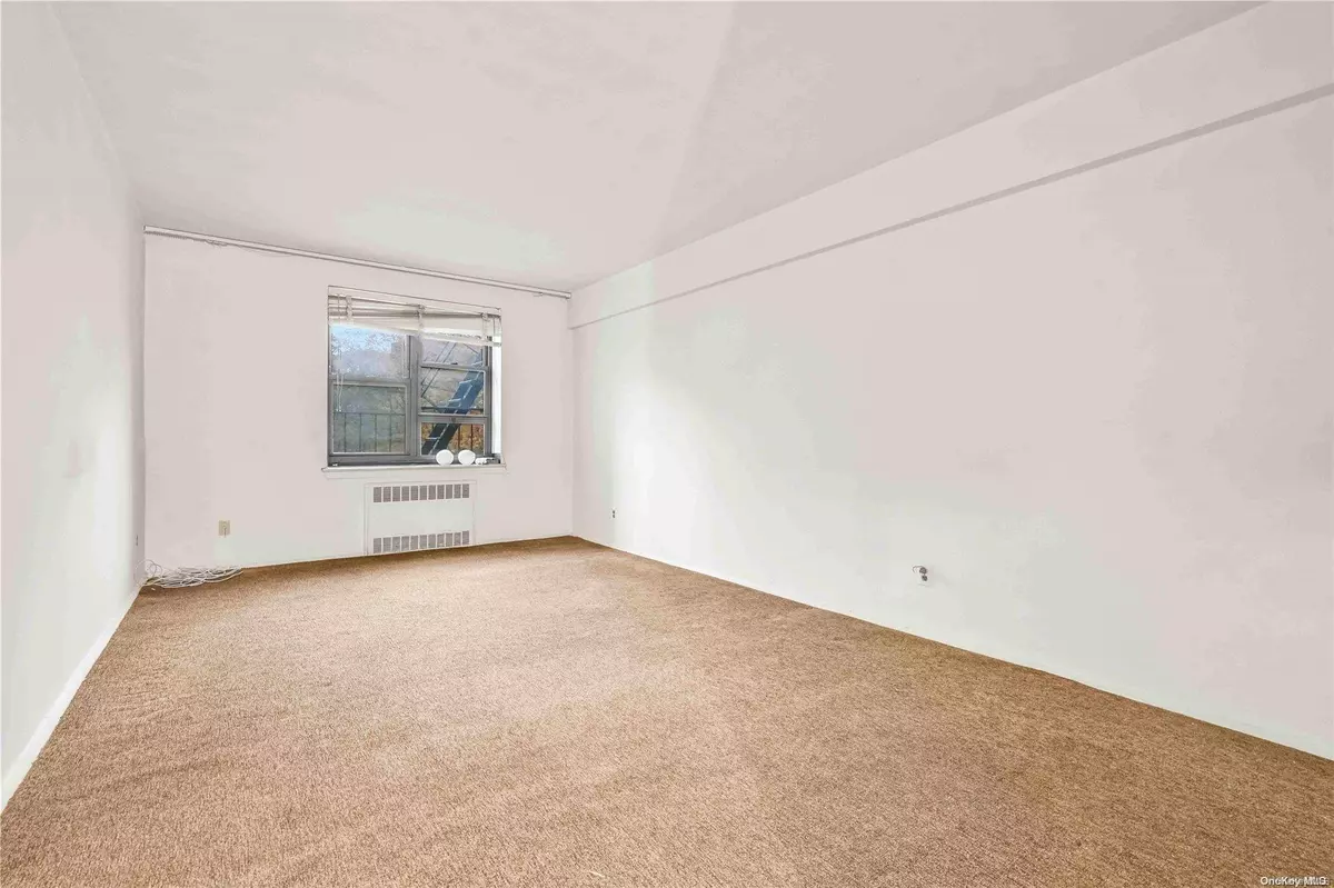Flushing, NY 11354,25-18 Union ST #3A