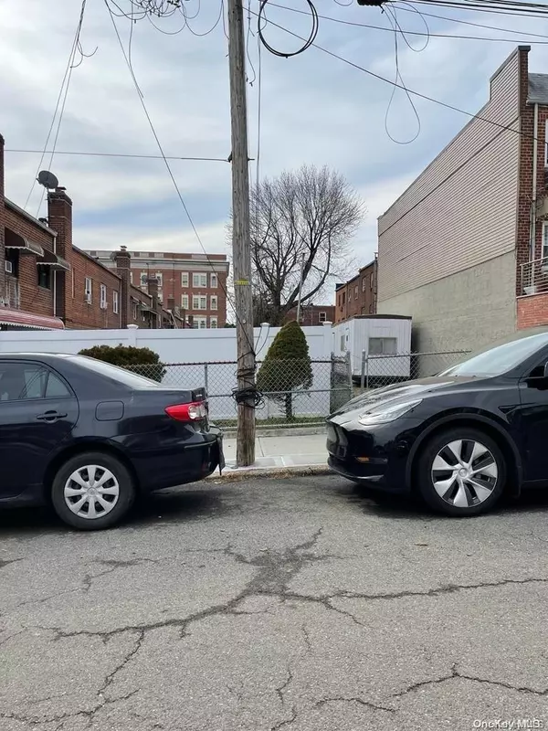 Woodhaven, NY 11421,85-34 75th ST
