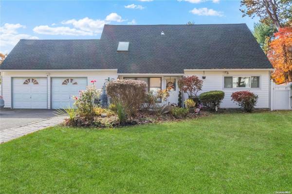 Coram, NY 11727,12 Hale LN